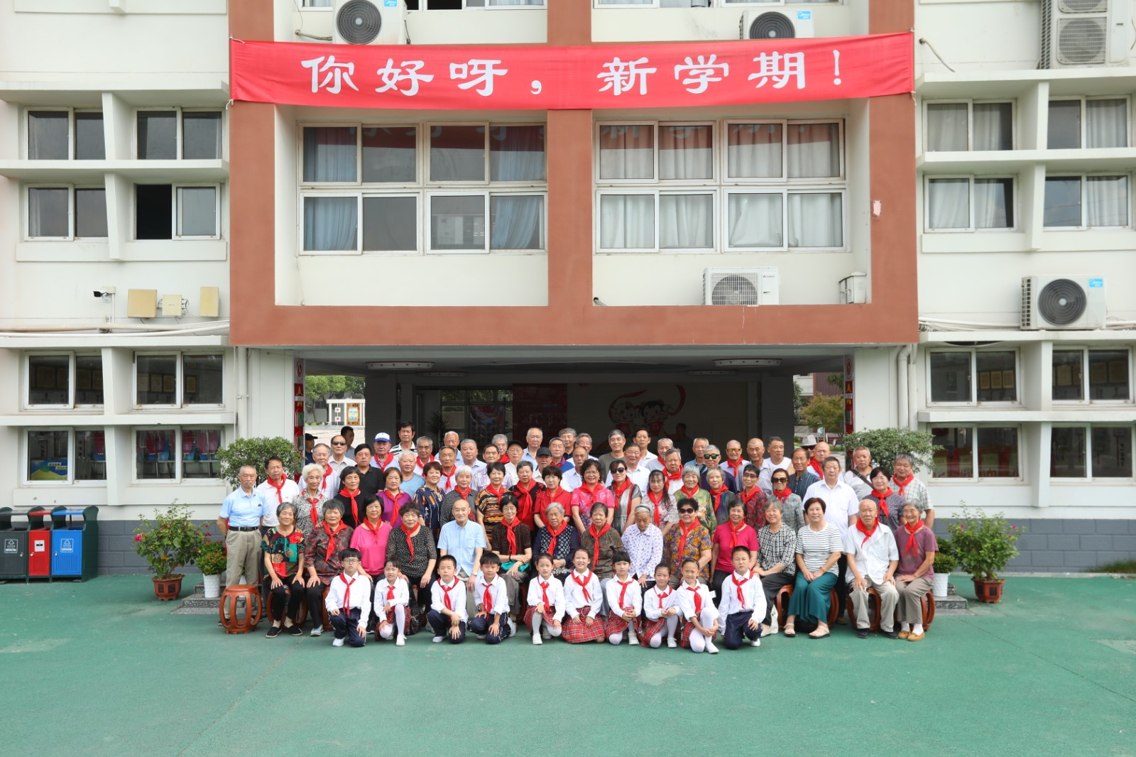 2019退休教师座谈会1.JPG